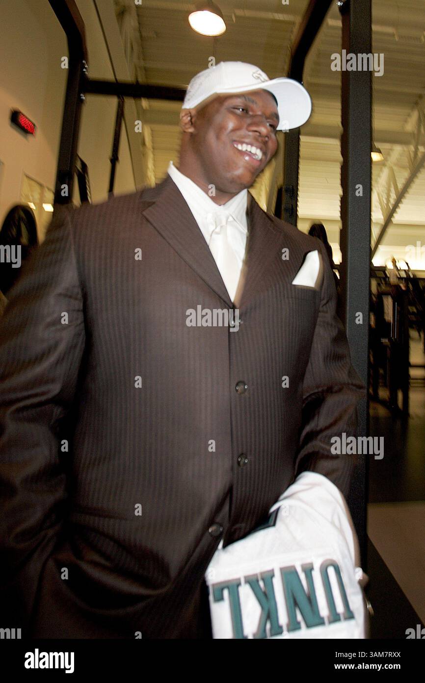 29. April 2006 – USA – Brodrick Bunley, der neue Philadelphia Eagles Pick, führt am Samstag, 29. April 2006 im Nova Care Center in Phialdelphia, Pennsylvania, durch den Kraftraum. (David Swanson/Philadelphia Inquirer/KRT) (Kreditbild: © David Swanson/mct/ZUMAPRESS.com) Stockfoto