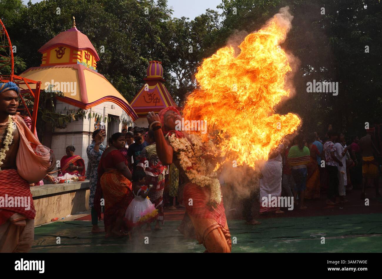Gajan-Festivalrituale in Westbengalen, Indien Ein Gläubiger schleudert Feuer in der Nähe eines Tempels als Teil eines Rituals, das den Abschluss einer religiösen Prozession für das Gajan-Festival am 13. April 2025 im Bezirk Parganas, Westbengalen, Indien markiert. Hunderte hingebungsvoller Gläubiger kommen zusammen, um intensive Hingabe zu verüben und den Segen des hinduistischen Gottes Shiva zu suchen. Das Gajan-Festival, das mit leidenschaftlichen Ritualen und symbolischen Bußtaten gefeiert wird, markiert das Ende des bengalischen Kalenderjahres und soll den Wünschen der Teilnehmer entsprechen. Kalkutta Indien Copyright: XMatrixxImagesx/ Stockfoto Gajan-Festivalrituale in Westbengalen, Indien Ein Gläubiger schleudert Feuer in der Nähe eines Tempels als Teil eines Rituals, das den Abschluss einer religiösen Prozession für das Gajan-Festival am 13. April 2025 im Bezirk Parganas, Westbengalen, Indien markiert. Hunderte hingebungsvoller Gläubiger kommen zusammen, um intensive Hingabe zu verüben und den Segen des hinduistischen Gottes Shiva zu suchen. Das Gajan-Festival, das mit leidenschaftlichen Ritualen und symbolischen Bußtaten gefeiert wird, markiert das Ende des bengalischen Kalenderjahres und soll den Wünschen der Teilnehmer entsprechen. Kalkutta Indien Copyright: XMatrixxImagesx/ Stockfoto