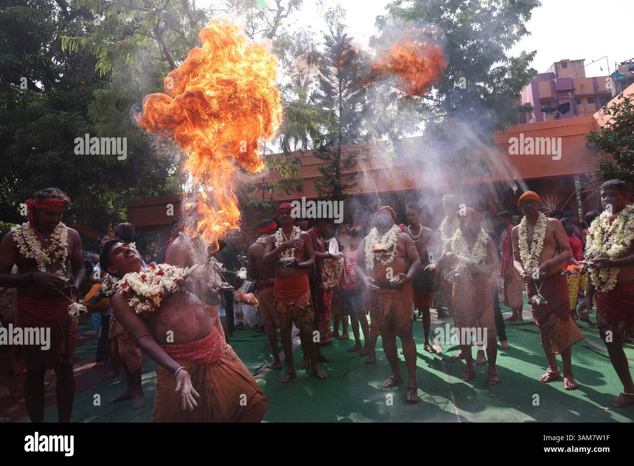 Gajan-Festivalrituale in Westbengalen, Indien geweihter schleudern Feuer in der Nähe eines Tempels als Teil eines Rituals, das den Abschluss einer religiösen Prozession für das Gajan-Festival am 13. April 2025 im Bezirk Parganas, Westbengalen, Indien markiert. Hunderte hingebungsvoller Gläubiger kommen zusammen, um intensive Hingabe zu verüben und den Segen des hinduistischen Gottes Shiva zu suchen. Das Gajan-Festival, das mit leidenschaftlichen Ritualen und symbolischen Bußtaten gefeiert wird, markiert das Ende des bengalischen Kalenderjahres und soll den Wünschen der Teilnehmer entsprechen. Kalkutta Indien Copyright: XMatrixxImagesx/xRu Stockfoto Gajan-Festivalrituale in Westbengalen, Indien geweihter schleudern Feuer in der Nähe eines Tempels als Teil eines Rituals, das den Abschluss einer religiösen Prozession für das Gajan-Festival am 13. April 2025 im Bezirk Parganas, Westbengalen, Indien markiert. Hunderte hingebungsvoller Gläubiger kommen zusammen, um intensive Hingabe zu verüben und den Segen des hinduistischen Gottes Shiva zu suchen. Das Gajan-Festival, das mit leidenschaftlichen Ritualen und symbolischen Bußtaten gefeiert wird, markiert das Ende des bengalischen Kalenderjahres und soll den Wünschen der Teilnehmer entsprechen. Kalkutta Indien Copyright: XMatrixxImagesx/xRu Stockfoto