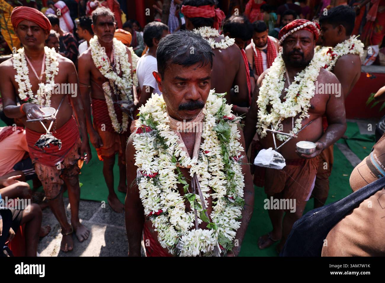 Gajan-Festivalrituale in Westbengalen, Indien, nehmen an Ritualen Teil, da sie den Abschluss einer religiösen Prozession für das Gajan-Festival im Bezirk Nord 24 Parganas, Westbengalen, Indien am 13. April 2025 markieren. Hunderte hingebungsvoller Gläubiger kommen zusammen, um intensive Hingabe zu verüben und den Segen des hinduistischen Gottes Shiva zu suchen. Das Gajan-Festival, das mit leidenschaftlichen Ritualen und symbolischen Bußtaten gefeiert wird, markiert das Ende des bengalischen Kalenderjahres und soll den Wünschen der Teilnehmer entsprechen. Kalkutta Indien Copyright: XMatrixxImagesx/xRupakxDexChowdhux Stockfoto Gajan-Festivalrituale in Westbengalen, Indien, nehmen an Ritualen Teil, da sie den Abschluss einer religiösen Prozession für das Gajan-Festival im Bezirk Nord 24 Parganas, Westbengalen, Indien am 13. April 2025 markieren. Hunderte hingebungsvoller Gläubiger kommen zusammen, um intensive Hingabe zu verüben und den Segen des hinduistischen Gottes Shiva zu suchen. Das Gajan-Festival, das mit leidenschaftlichen Ritualen und symbolischen Bußtaten gefeiert wird, markiert das Ende des bengalischen Kalenderjahres und soll den Wünschen der Teilnehmer entsprechen. Kalkutta Indien Copyright: XMatrixxImagesx/xRupakxDexChowdhux Stockfoto