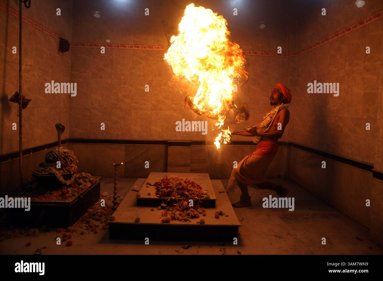 Gajan-Festivalrituale in Westbengalen, Indien Ein Gläubiger schleudert Feuer in einen Tempel als Teil eines Rituals, das den Abschluss einer religiösen Prozession für das Gajan-Festival am 13. April 2025 im Bezirk Parganas in Westbengalen, Indien markiert. Hunderte hingebungsvoller Gläubiger kommen zusammen, um intensive Hingabe zu verüben und den Segen des hinduistischen Gottes Shiva zu suchen. Das Gajan-Festival, das mit leidenschaftlichen Ritualen und symbolischen Bußtaten gefeiert wird, markiert das Ende des bengalischen Kalenderjahres und soll den Wünschen der Teilnehmer entsprechen. Kalkutta Indien Copyright: XMatrixxImagesx/XR Stockfoto Gajan-Festivalrituale in Westbengalen, Indien Ein Gläubiger schleudert Feuer in einen Tempel als Teil eines Rituals, das den Abschluss einer religiösen Prozession für das Gajan-Festival am 13. April 2025 im Bezirk Parganas in Westbengalen, Indien markiert. Hunderte hingebungsvoller Gläubiger kommen zusammen, um intensive Hingabe zu verüben und den Segen des hinduistischen Gottes Shiva zu suchen. Das Gajan-Festival, das mit leidenschaftlichen Ritualen und symbolischen Bußtaten gefeiert wird, markiert das Ende des bengalischen Kalenderjahres und soll den Wünschen der Teilnehmer entsprechen. Kalkutta Indien Copyright: XMatrixxImagesx/XR Stockfoto