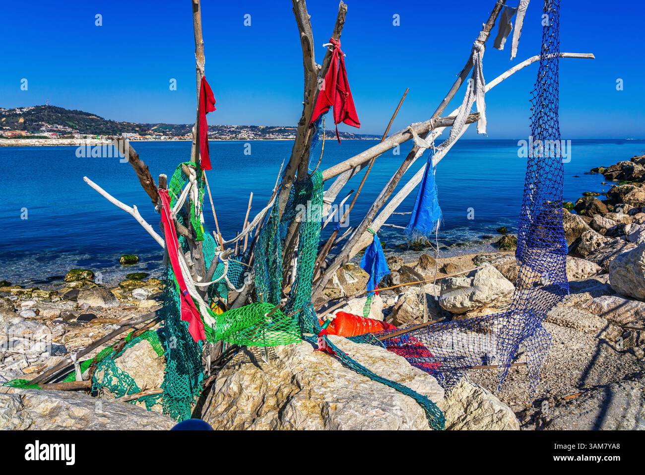 Eine der künstlerischen Installationen, die dem Meer und den Fischern im Museum of Art on the Sea gewidmet sind. San Benedetto del Tronto, Marken Stockfoto