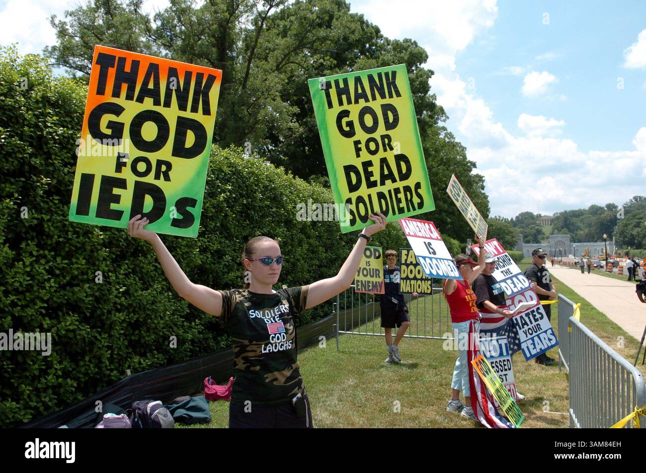 6. Juni 2006: Megan Phelps-Roper, 20, proklamiert vor den Toren der Beerdigung des Arlington National Cemetery von Marine Lance CPL. Kevin A. Lucas, die von der Westboro Baptist Church of Topeka, Kansas unter der Leitung des Pastors Fred Phelps, am 6. Juni 2006 beschlagnahmt wurde. Die Phelps-Gruppe hat Militärbeerdigungen im ganzen Land geplündert und behauptet, dass der Tod amerikanischer Truppen Gottes Strafe für Amerikas Umarmung von Homosexualität sei. (Rechnungsautorisation/KRT) (Kreditbild: © Bill Auth/mct/ZUMAPRESS.com) Stockfoto