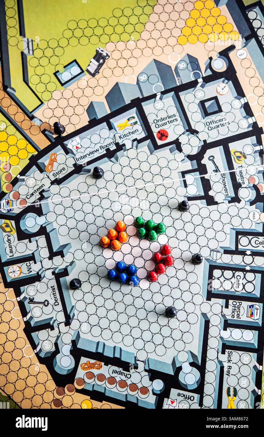 Brett- und Spielsteine aus der Originalversion des Brettspiels Escape from Colditz aus den 1970er Jahren Stockfoto