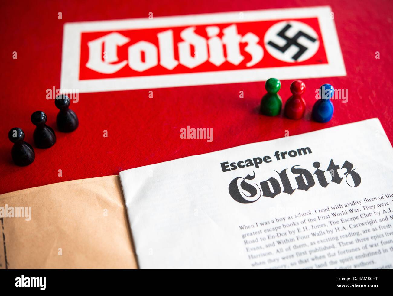 Brett-, Booklet- und Spielsteine aus der Originalversion des Brettspiels Escape from Colditz aus den 1970er Jahren Stockfoto