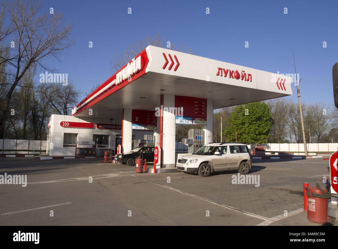 April 2014: Lukoil Tankstelle. LUKOIL ist ein bedeutendes internationales Öl- und Gasunternehmen, auf das 2,1 % der weltweiten Rohölproduktion entfallen (Bild: © Igor Golovniov/ZUMA Wire/ZUMAPRESS.com) Stockfoto