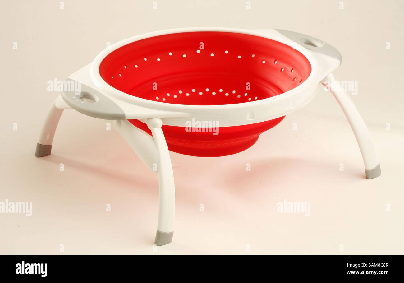 26. Juli 2006 – USA – Dexas' 10-Zoll-, 2,4-Liter-Pop-Colander erledigt die Arbeit, wenn es funktioniert, aber flacht für die Lagerung ab. (Michael Tercha/Chicago Tribune/MCT) (Bild: © Michael Tercha/mct/ZUMAPRESS.com) Stockfoto