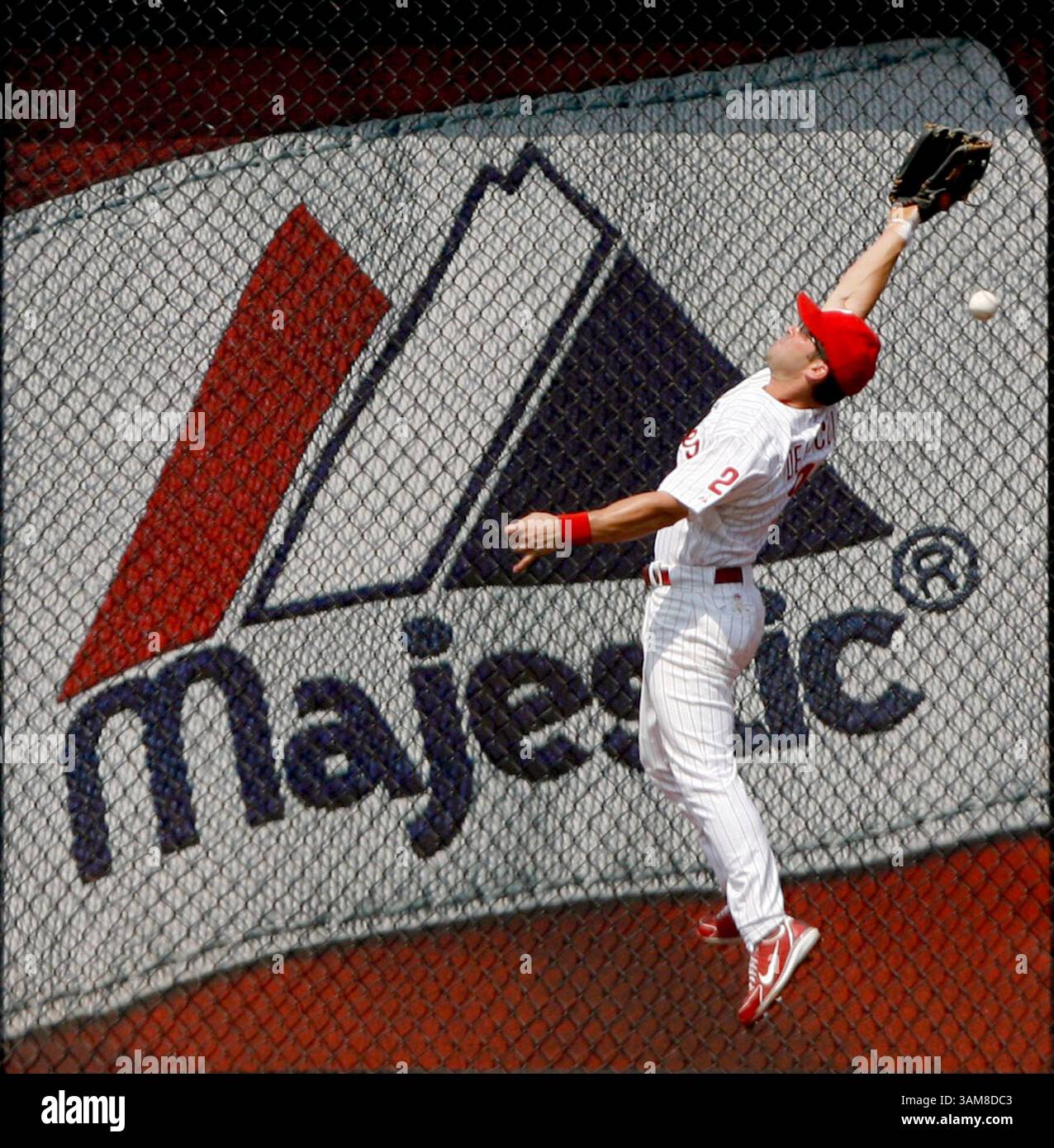 31. Juli 2006 – USA – der rechte Feldspieler David Dellucci von Philadelphia Phillies kann am Montag, den 31. Juli 2006, im achten Inning im Citizens Bank Park in Philadelphia, Pennsylvania, nicht zu einem Triple aus der Mauer kommen. Die Marlins besiegten die Phillies mit 15:2. (Jerry Lodriguss/Phialdelphia Inquirer/MCT) (Kreditbild: © Jerry Lodriguss/mct/ZUMAPRESS.com) Stockfoto