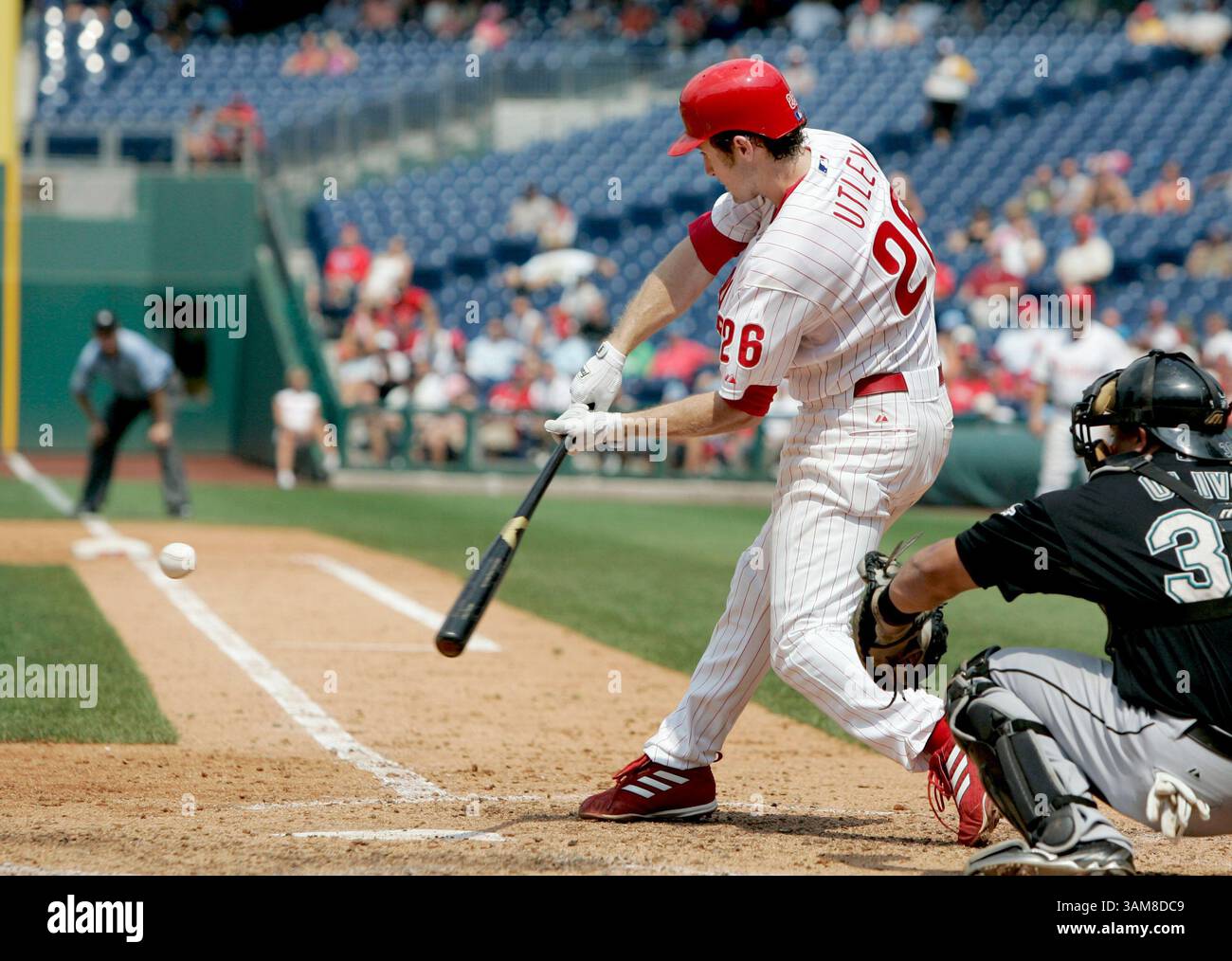 31. Juli 2006 – USA – während eines der wenigen hellen Spots der Philadelphia Phillies 15-2 Niederlage gegen die Florida Marlins, spielt Chase Utley im sechsten Inning, um seine Schlagserie auf 32 Spiele im Citizens Bank Park in Philadelphia, Pennsylvania, am Montag, den 31. Juli 2006 zu verlängern. (Jerry Lodriguss/Phialdelphia Inquirer/MCT) (Kreditbild: © Jerry Lodriguss/mct/ZUMAPRESS.com) Stockfoto