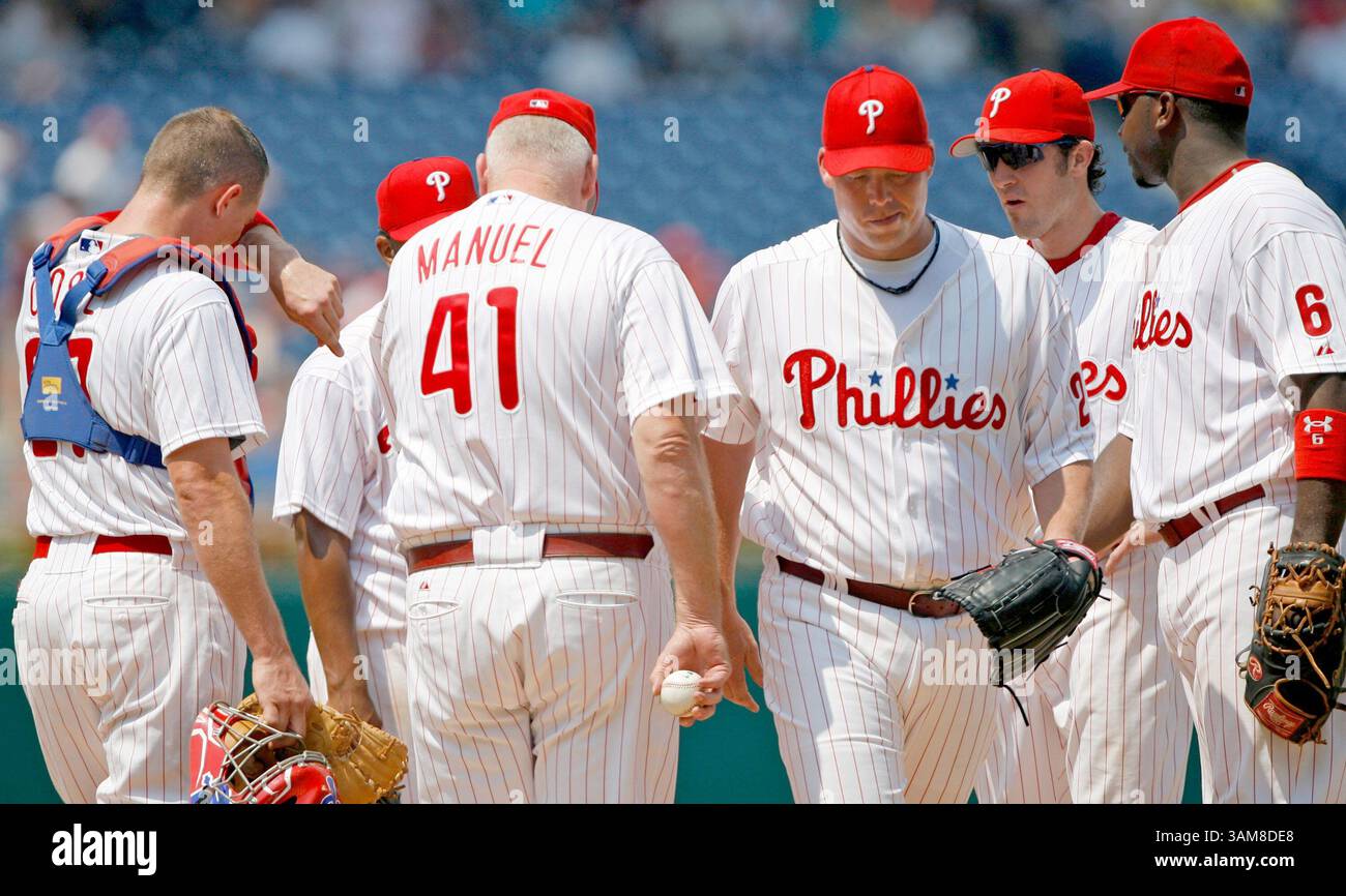 31. Juli 2006: Charlie Manual (41) von Philadelphia Phillies' Manager entzieht Jon lieber (Mitte rechts) im fünften Inning, nachdem lieber am Montag, 31. Juli 2006, neun Runs bei 13 Hits im Citizens Bank Park in Philadelphia, Pennsylvania, aufgab. Die Marlins besiegten die Phillies mit 15:2. (Jerry Lodriguss/Phialdelphia Inquirer/MCT) (Kreditbild: © Jerry Lodriguss/mct/ZUMAPRESS.com) Stockfoto