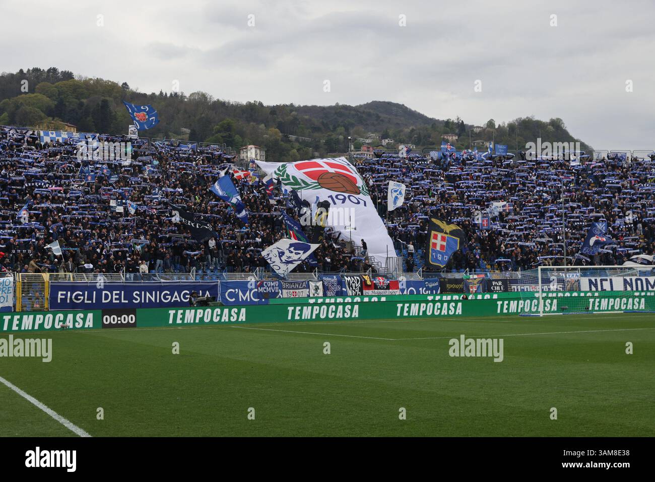 Como, Italien. April 2025. ComoÕs como Fans beim Fußball-Spiel der ...