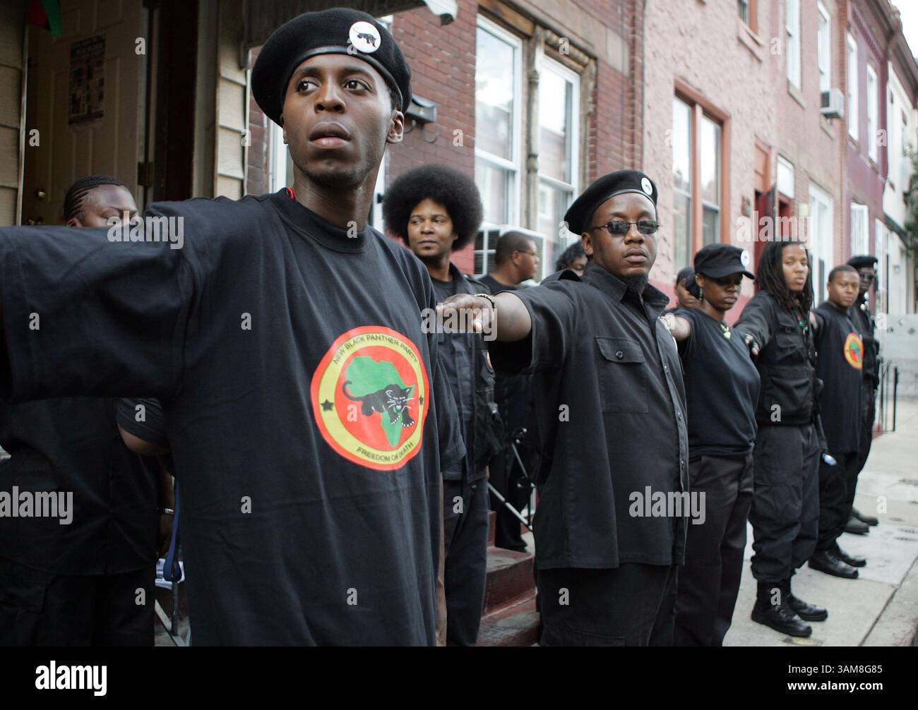 18. August 2006 – USA – Mitglieder der New Black Panther Party treten in ihren unverwechselbaren Uniformen in einer militärischen Formation auf, bevor sie am 18. August 2006 vor ihrem Hauptquartier in der Sheridan Street in Philadelphia, Pennsylvania, eine Pressekonferenz veranstalteten. (Barbara L. Johnston/Phialdelphia Inquirer/MCT) (Kreditbild: © Barbara L. Johnston/mct/ZUMAPRESS.com) Stockfoto