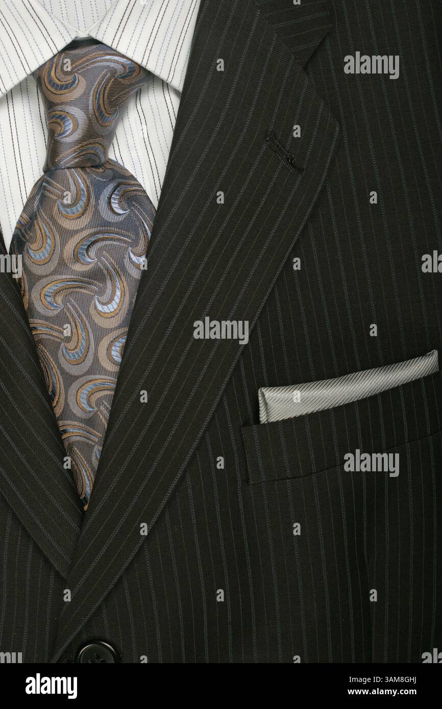 23. August 2006 - USA - maßgeschneiderte Anzüge haben einen Bump genossen, zum Teil dank junger Männer, die etwas aufpeppen wollen. Jacken und Hosen sind etwas schmaler geschnitten. Der hier abgebildete braune Stift ist von Calvin Klein. Hemd mit Nadelstreifenmuster von Hugo Boss, eine Krawatte mit Rollmuster von J.Z. Richards und ein Taschenquadrat aus Seide. (David Eulitt/Kansas City Star/MCT) (Bild: © David Eulitt/mct/ZUMAPRESS.com) Stockfoto