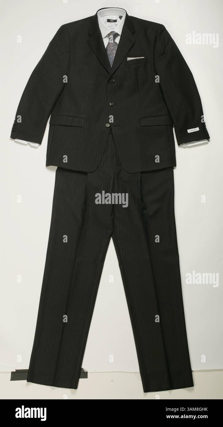 23. August 2006 - USA - maßgeschneiderte Anzüge haben einen Bump genossen, zum Teil dank junger Männer, die etwas aufpeppen wollen. Jacken und Hosen sind etwas schmaler geschnitten. Der hier abgebildete braune Stift ist von Calvin Klein. Hemd mit Nadelstreifenmuster von Hugo Boss, eine Krawatte mit Rollmuster von J.Z. Richards und ein Taschenquadrat aus Seide. (David Eulitt/Kansas City Star/MCT) (Bild: © David Eulitt/mct/ZUMAPRESS.com) Stockfoto