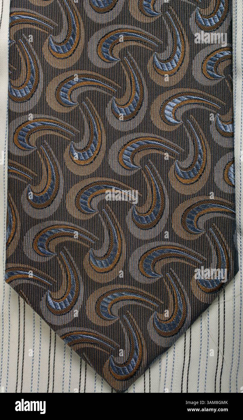 23. August 2006 - USA - maßgeschneiderte Anzüge haben einen Bump genossen, zum Teil dank junger Männer, die etwas aufpeppen wollen. Jacken und Hosen sind etwas schmaler geschnitten. Der hier abgebildete braune Stift ist von Calvin Klein. Hemd mit Nadelstreifenmuster von Hugo Boss, eine Krawatte mit Rollmuster von J.Z. Richards und ein Taschenquadrat aus Seide. (David Eulitt/Kansas City Star/MCT) (Bild: © David Eulitt/mct/ZUMAPRESS.com) Stockfoto