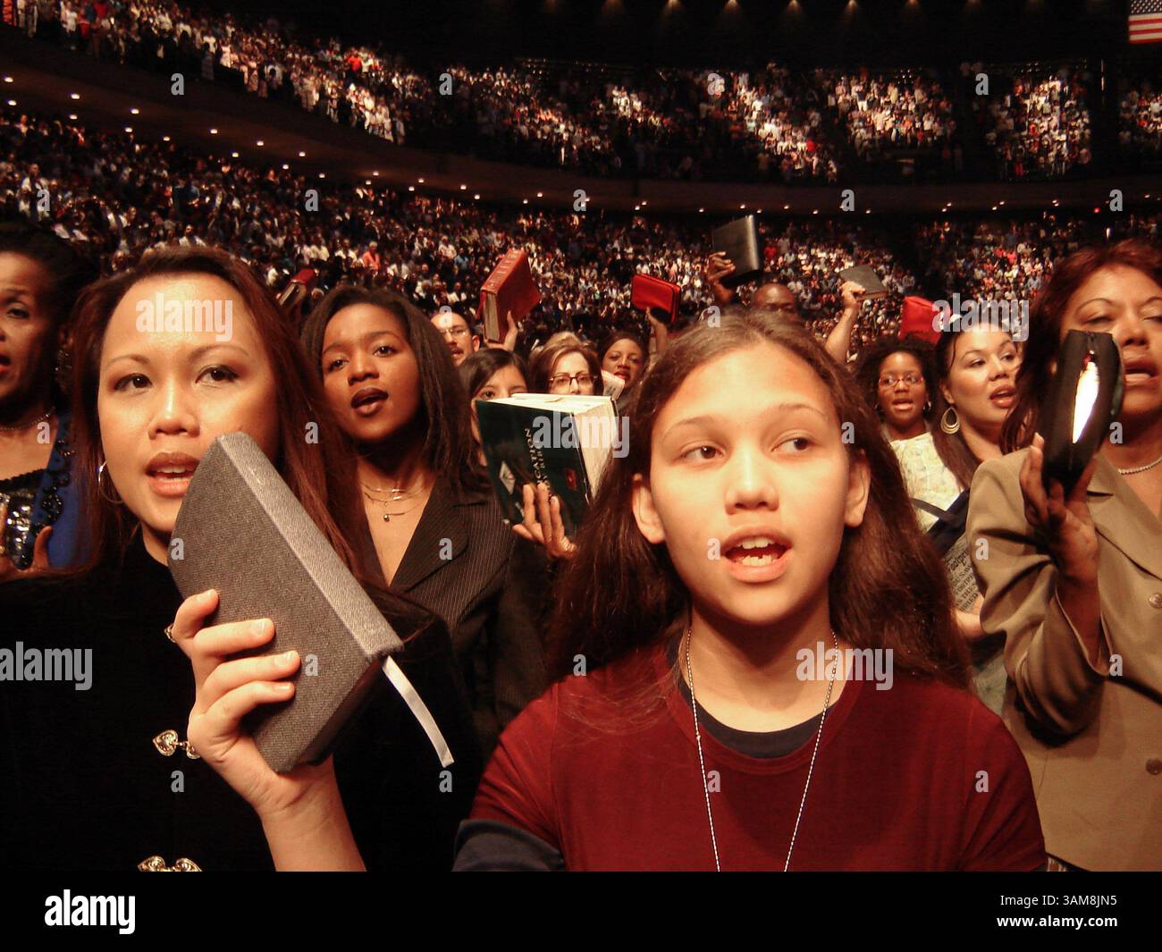 14. Januar 2007 - USA - Ich werde den unverderblichen, unzerstörbaren, immerwährenden Samen des Wortes Gottes empfangen. Ich werde nie derselbe sein -- nie, nie, nie, nie", sagten Anbeter während der Gottesdienste in der Lakewood Church in Houston, Texas. (Frank E. Lockwood/Lexington Herald-Leader/MCT) (Kreditbild: © Frank E. Lockwood/mct/ZUMAPRESS.com) Stockfoto