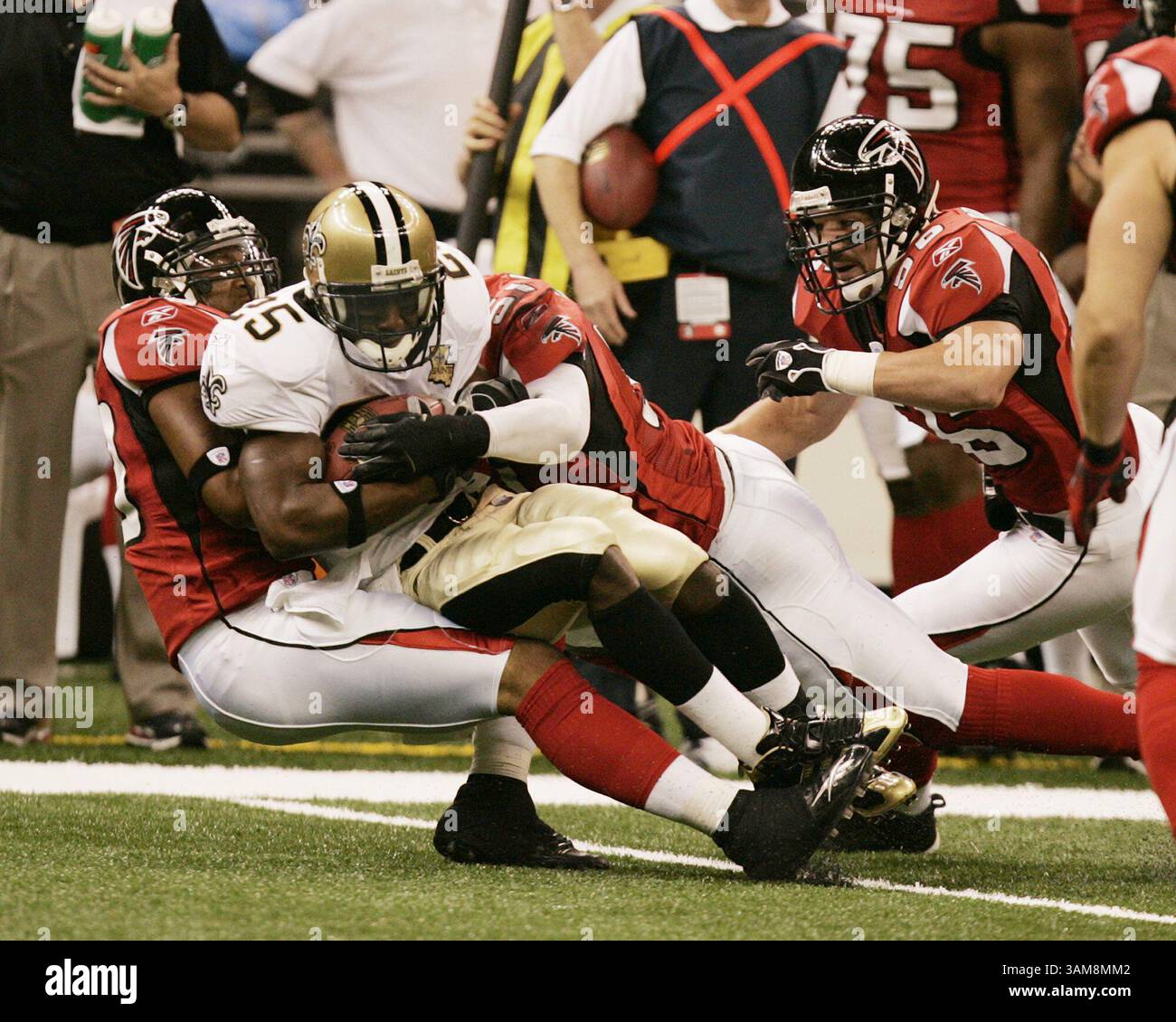 25. September 2006 – New Orleans Saints Running Back Reggie Bush wird vom Linebacker Michael Boley (59) der Atlanta Falcons im Superdome in New Orleans, Louisiana, am Montag, 25. September 2006 gestoppt. (Bob Snow/Macon Telegraph/MCT) (Kreditbild: © Bob Snow/mct/ZUMAPRESS.com) Stockfoto