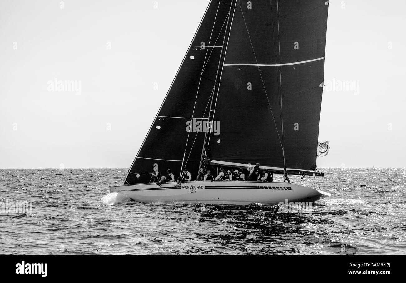 Historische 12 m lange JI Americas Cup Segelyacht Kiwi Magic Racing in Cannes bei Régates Royales Stockfoto