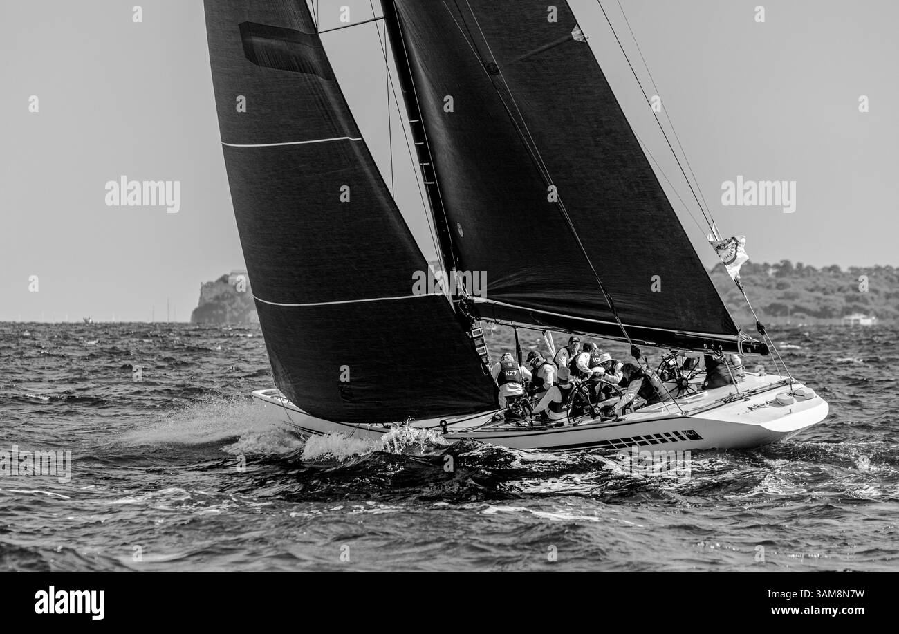 Historische 12 m lange JI Americas Cup Segelyacht Kiwi Magic Racing in Cannes bei Régates Royales Stockfoto
