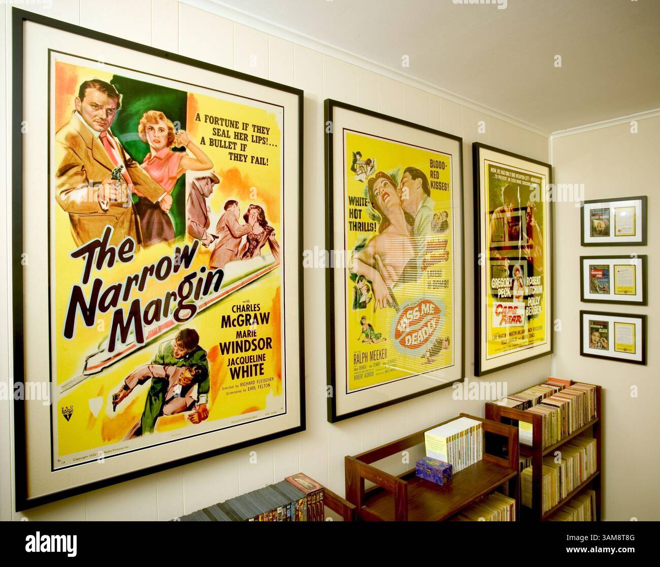 17. Okt. 2006 – USA – Wer Poster sammelt, zieht oft zum selben Genre. Greg Melvin aus Overland Park, Kansas, vereinte seine Vintage-Film-Noir-Plakate, indem er sie gleich einrahmte und in seinem Arbeitszimmer gruppierte. (John Mutrux/Kansas City Star/MCT) (Bild: © John Mutrux/mct/ZUMAPRESS.com) Stockfoto