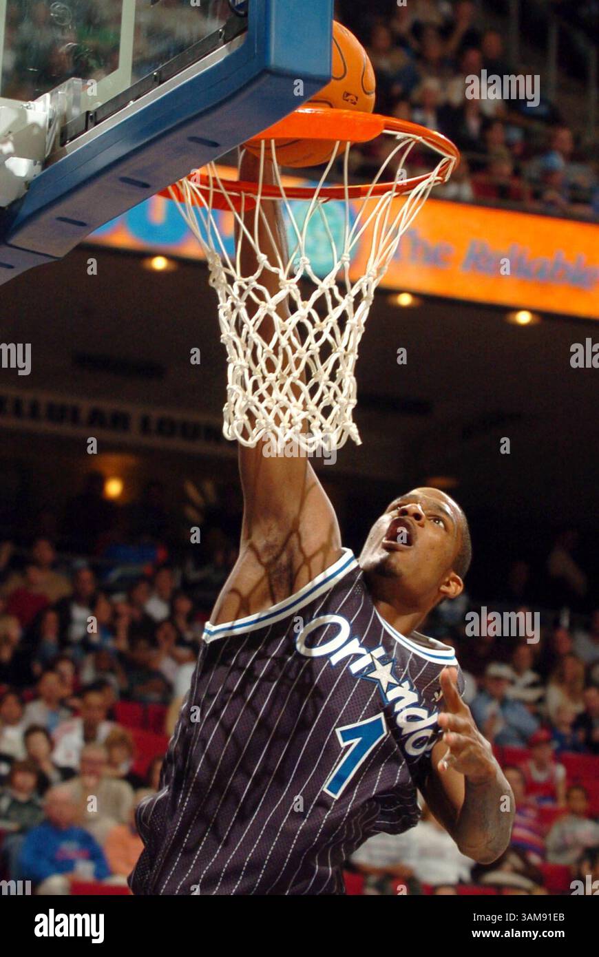 9. Dezember 2006: Orlando Magic Stürmer Trevor Ariza stürzt sich während des Spiels gegen die Philadelphia 76ers. Die Magic besiegten die 76ers 86 in der Amway Arena in Orlando, Florida, am Samstag, den 9. Dezember 2006 84. (Stephen M. Dowell/Orlando Sentinel/MCT) (Kreditbild: © Stephen M. Dowell/mct/ZUMAPRESS.com) Stockfoto