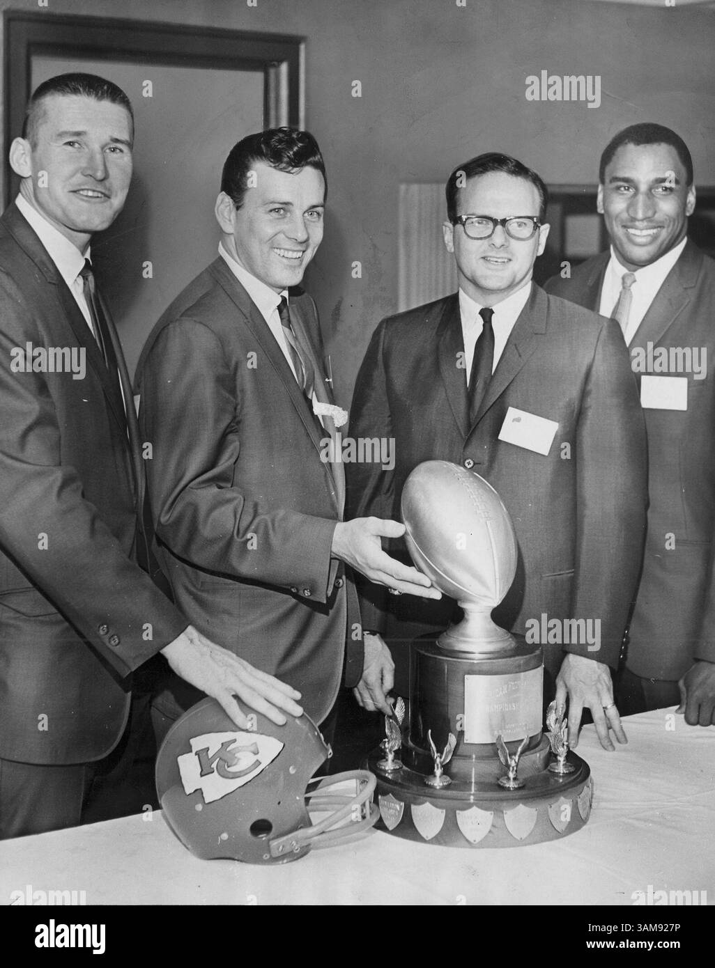 14. Dezember 2006: Der Besitzer Lamar Hunt der Kansas City Chiefs, zweiter von rechts, und der Quarterback Len Dawson, zweiter von links, mit der AFL Championship-Trophäe. Hunt starb am Mittwoch in Dallas an den Folgen von Prostatakrebs im Alter von 74 Jahren. (File Photo/Kansas City Star/MCT) (Credit Image: © File/mct/ZUMAPRESS.com) Stockfoto