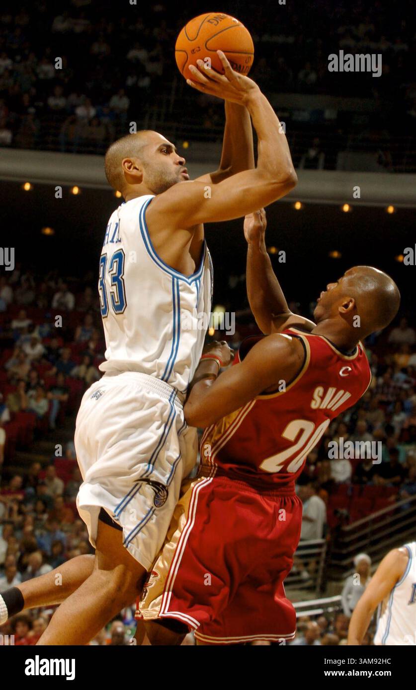 16. Dezember 2006 – USA – Orlando Magic Guard Grant Hill trifft am Samstag, den 16. Dezember 2006 in der Amway Arena in Orlando, Florida, gegen Cleveland Cavaliers Guard Eric Snow. (Stephen M. Dowell/Orlando Sentinel/MCT) (Kreditbild: © Stephen M. Dowell/mct/ZUMAPRESS.com) Stockfoto