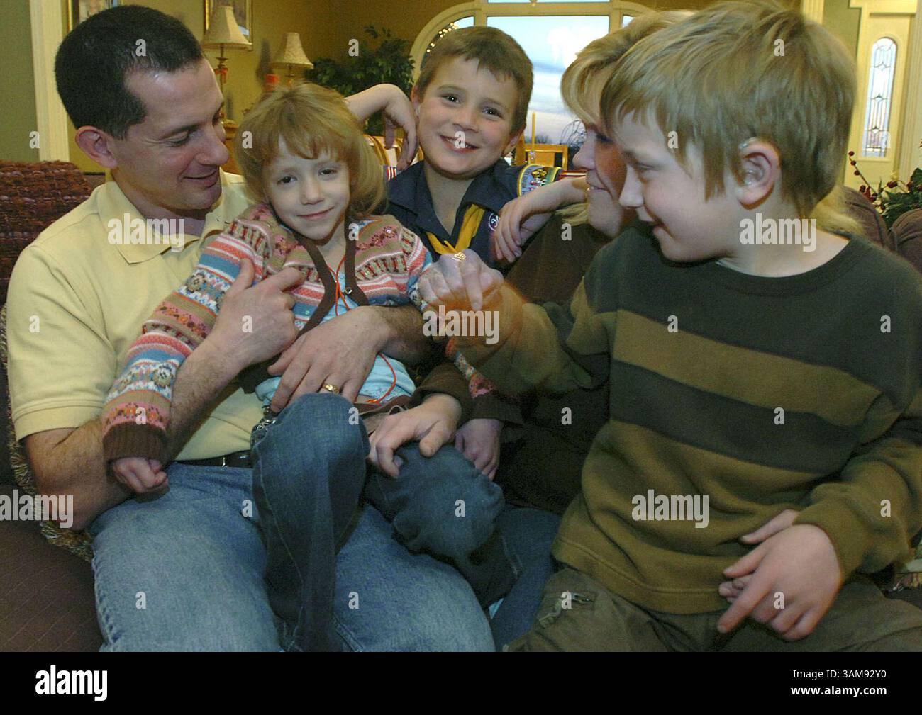 19. Dezember 2006 - USA - Celeste Ferrando, 6, Mitte links, ihre beiden Brüder Alex, 8, hinten, Jacob, 8, rechts im Vordergrund und die Eltern Jesus links und Cathy posieren für ein Foto in ihrem Haus in Fort Wayne, 19. Dezember 2006. Celeste hat das Dravet-Syndrom, eine seltene Krampfanfallsstörung. (Ellie Bogue/Fort Wayne News-Sentinel/MCT) (Bild: © Ellie Bogue/mct/ZUMAPRESS.com) Stockfoto