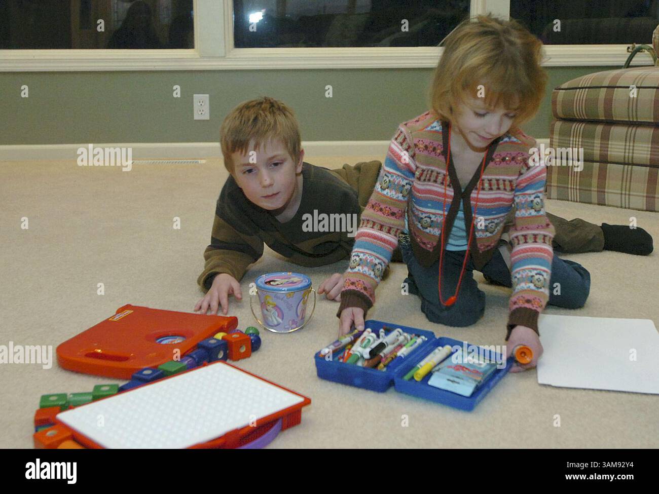19. Dezember 2006: Celeste Ferrando, 6, rechts, spielt mit ihrem Bruder Jacob, 8, in ihrem Haus in Fort Wayne, 19. Dezember 2006. Celeste hat das Dravet-Syndrom, eine seltene Krampfanfallsstörung. (Ellie Bogue/Fort Wayne News-Sentinel/MCT) (Bild: © Ellie Bogue/mct/ZUMAPRESS.com) Stockfoto