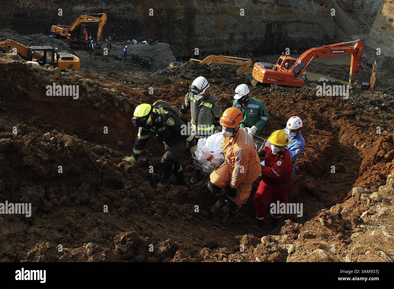 5. Mai 2014 - Kolumbien - Cauca Colombia 4 de Mayo de 2014 12 Cuerpos han sido rescatados, tras dragar el agua que inundÃÂ³ la Zona de rescate, unos 400 socorristas con la ayuda de 15 retroexvacadoras reanudaron la estarÃÂ­an de al menos 13 mineros que bÃÂºsqueda sepultados bajo toneladas 30 de tierra que los sorprendiÃÂ³ en la noche del miÃÂ rÃÂ­o QuinamayÃÂ³ en la noche del, de ribera,, legal de ribera,,, de ribera del ribera,,, de ribera, legal en Santander de Quilichao Cauca. Foto Santiago Saldarriaga / CEET CrÃÂ: CEET FotÃÂ³grafo: SANTIAGO SALDARRIAGA (Kreditbild: © El Tiempo/GDA/ZUM Stockfoto