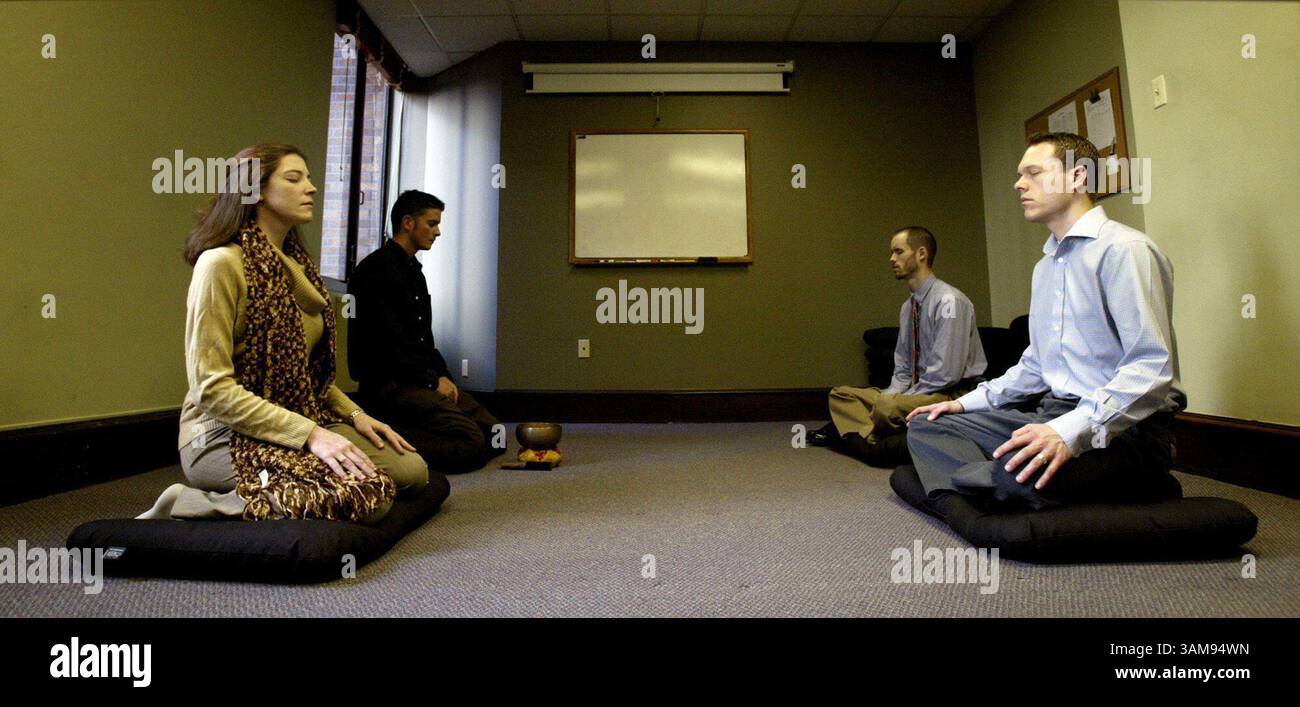 31. Dezember 2006 – USA – an jedem Arbeitstag um 12.00 Uhr treffen sich die Mitarbeiter der evidenzbasierten Behandlungszentren in Seattle, Washington, einschließlich des Angstzustands- und Stressreduktionszentrums und des DBT-Zentrums, um 15 bis 20 Minuten „Achtsamkeit“ zu üben und zu lernen, loszulassen, ungebunden zu sein, im Moment zu sein. Von links: Maureen Buckley, Micah Adler, Seth Noonan und Travis Osborne. (Alan Berner/Seattle Times/MCT) (Bild: © Alan Berner/mct/ZUMAPRESS.com) Stockfoto