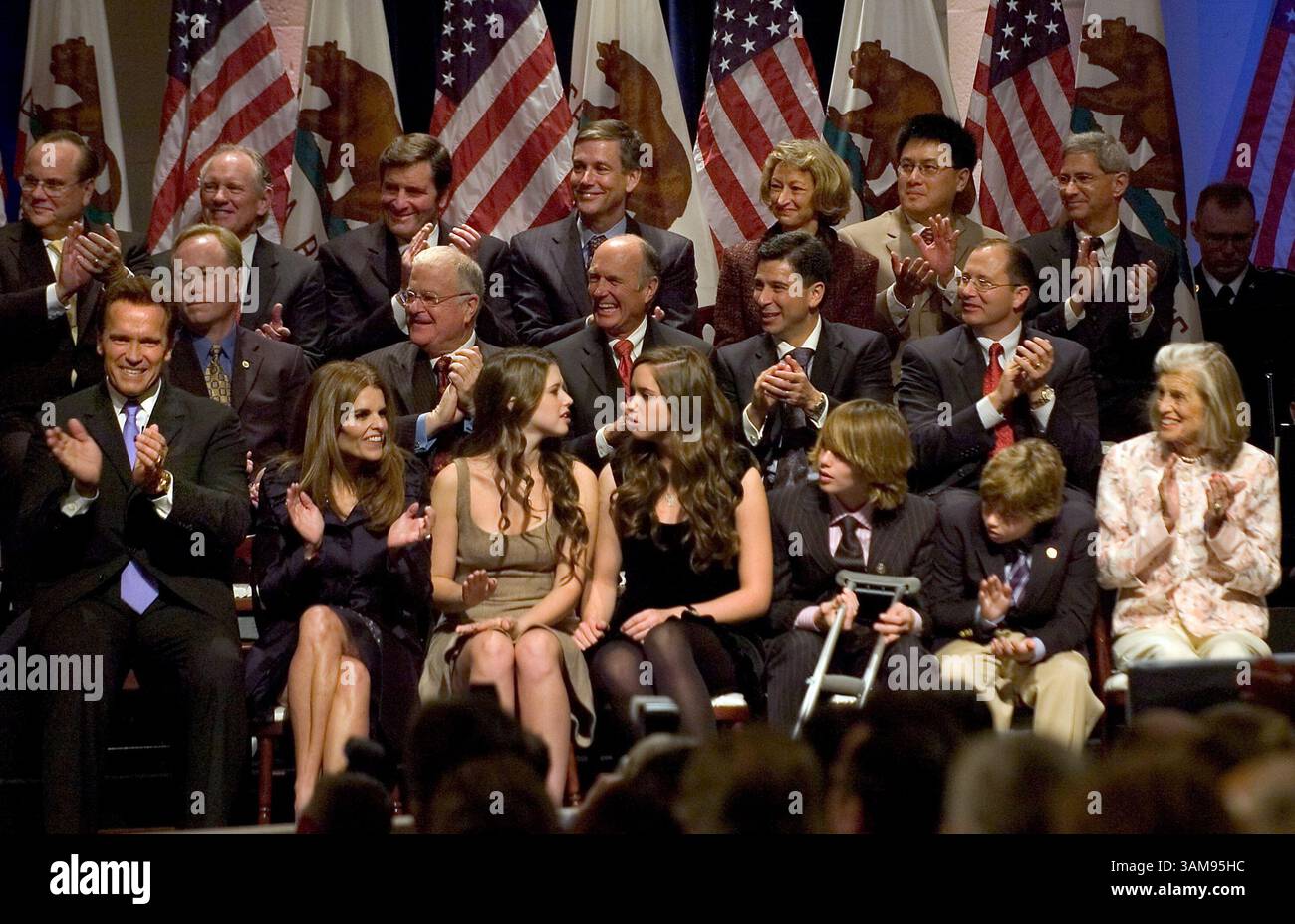 5. Januar 2007 – Kalifornien-Gouverneur Arnold Schwarzenegger, links, zusammen mit seiner Frau Maria Shriver, werden von Eunice Shriver ganz rechts und ihren vier Kindern von links Christina, Katherine, Patrick und Christopher bei der Einweihungsfeier im Memorial Auditorium in Sacramento Kalifornien am Freitag, 5. Januar 2007 begleitet. (Renee C. Byer/Sacramento Bee/MCT) (Bild: © Renee C. Byer/mct/ZUMAPRESS.com) Stockfoto