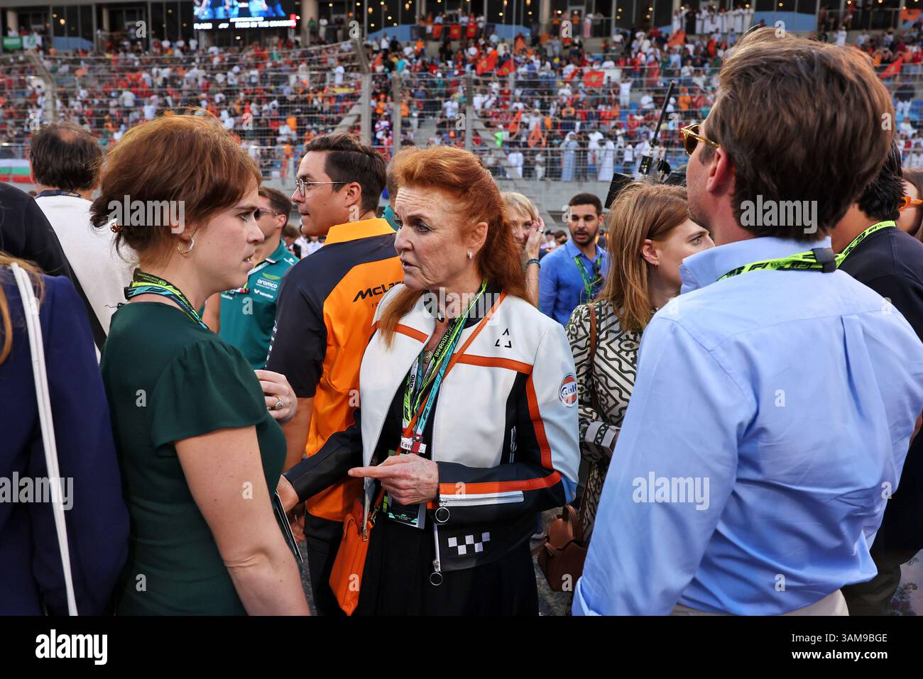 Sakhir, Bahrain. April 2025. (L bis R): Prinzessin Eugenie (GBR) mit ihrer Mutter Sarah Ferguson (GBR) Herzogin von York, am Startplatz. 13.04.2025. Formel-1-Weltmeisterschaft, Rd 4, Grand Prix Von Bahrain, Sakhir, Bahrain, Wettkampftag. Quelle: James Moy/Alamy Live News Stockfoto