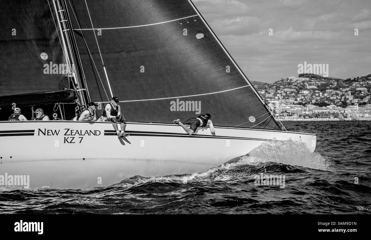 Historische 12 m lange JI Americas Cup Segelyacht Kiwi Magic Racing in Cannes bei Régates Royales Stockfoto