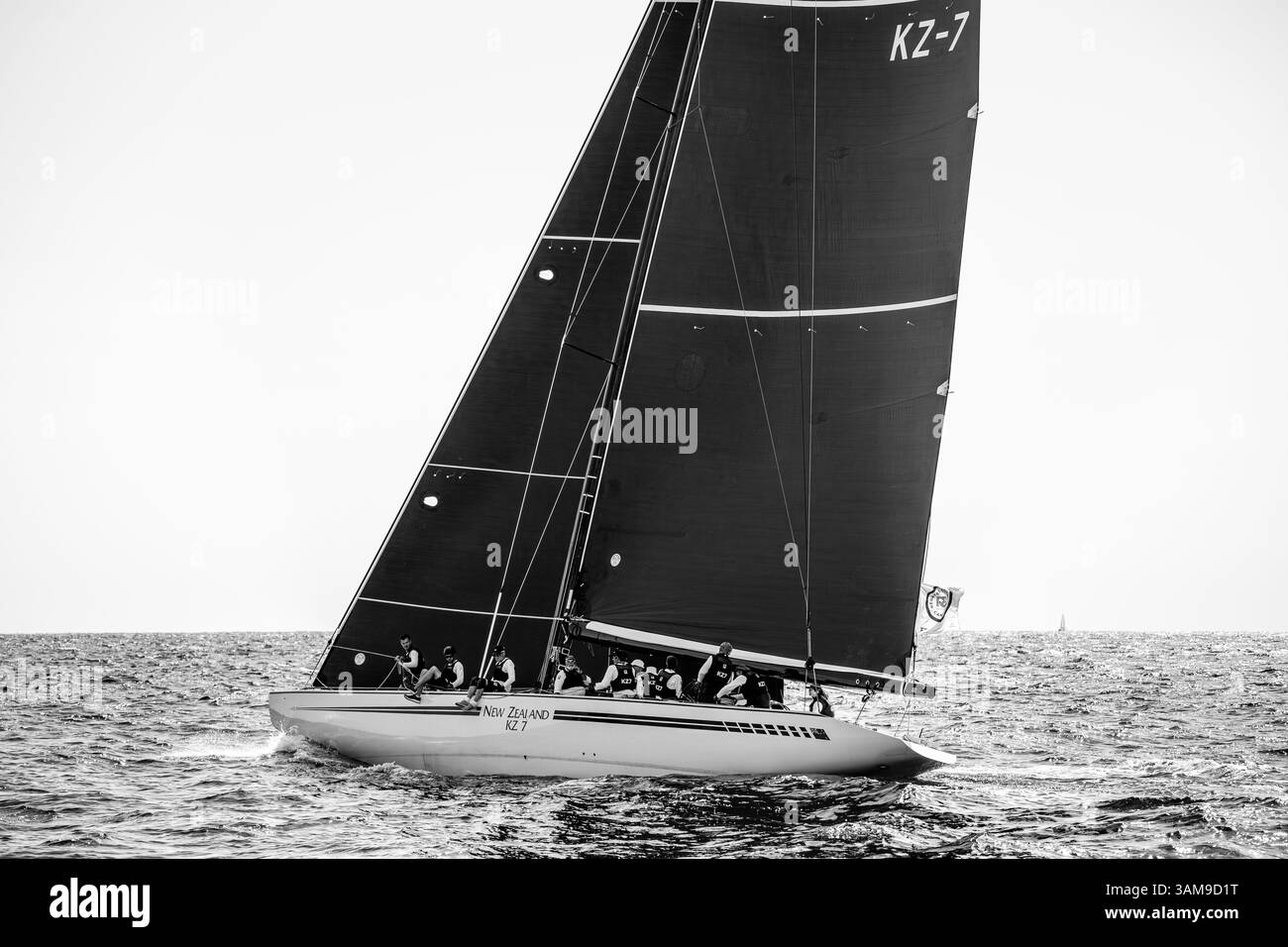 Historische 12 m lange JI Americas Cup Segelyacht Kiwi Magic Racing in Cannes bei Régates Royales Stockfoto