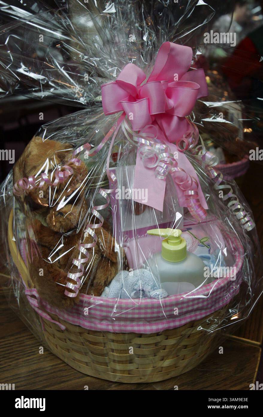 20. Februar 2007 - USA - Girls Scouts of America feiern ihr 95-jähriges Jubiläum mit der Herstellung von Geschenkkörben, eines für jedes Mädchen, das am 12. März 1912 geboren wurde. (Lew Stamp/Akron Beacon Journal/MCT) (Kreditbild: © Lew Stamp/mct/ZUMAPRESS.com) Stockfoto