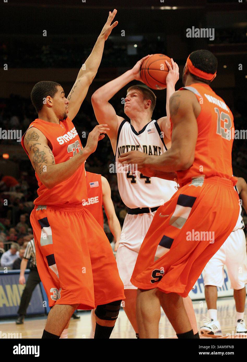 8. März 2007 – USA: Notre Dame's Luke Harangody bekämpft den Korb, als Darryl Watkins (13) und Terrence Roberts (33) von Syracuse während des Big East Männer Basketballturniers im Madison Square Garden in New York am Donnerstag, 8. März 2007 verteidigt. (Patrick McCarthy/Newsday/MCT) (Kreditbild: © Patrick McCarthy/mct/ZUMAPRESS.com) Stockfoto