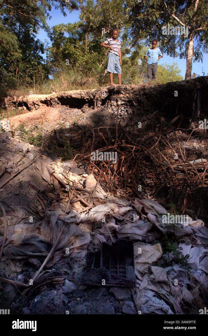 8. März 2007: Barefoot Boys aus dem Paraiso de Dios (Paraiso de Dios) Stadtteil Bajos de Haina, Dominikanische Republik, untersuchen eine verlassene Recyclinganlage für Autobatterien, die mit Schmutztüten bedeckt war. In der Mitte befindet sich ein abfallendes Batteriegehäuse. (Candace Barbot/Miami Herald/MCT) (Kreditbild: © Candace Barbot/mct/ZUMAPRESS.com) Stockfoto