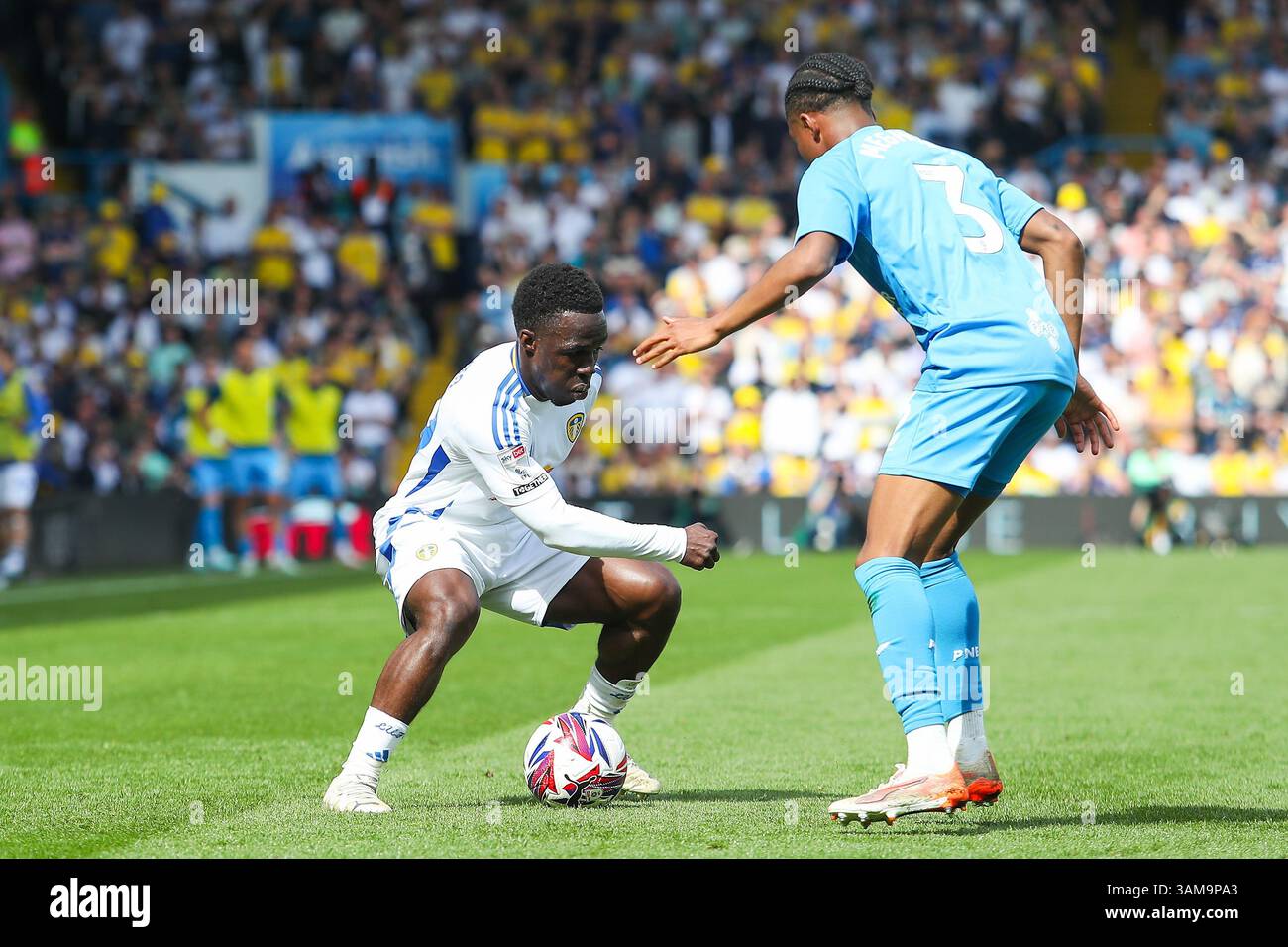 Leeds, Großbritannien. April 2025. Wilfried Gnonto von Leeds United kämpft am 11. April 2025 gegen Jayden Meghoma aus Preston North End während des Spiels Leeds United FC gegen Preston North End FC Skybet EFL Championship in Elland Road, Leeds, Großbritannien Credit: Lee Keuneke/Every Second Media Credit: Every Second Media/Alamy Live News Stockfoto