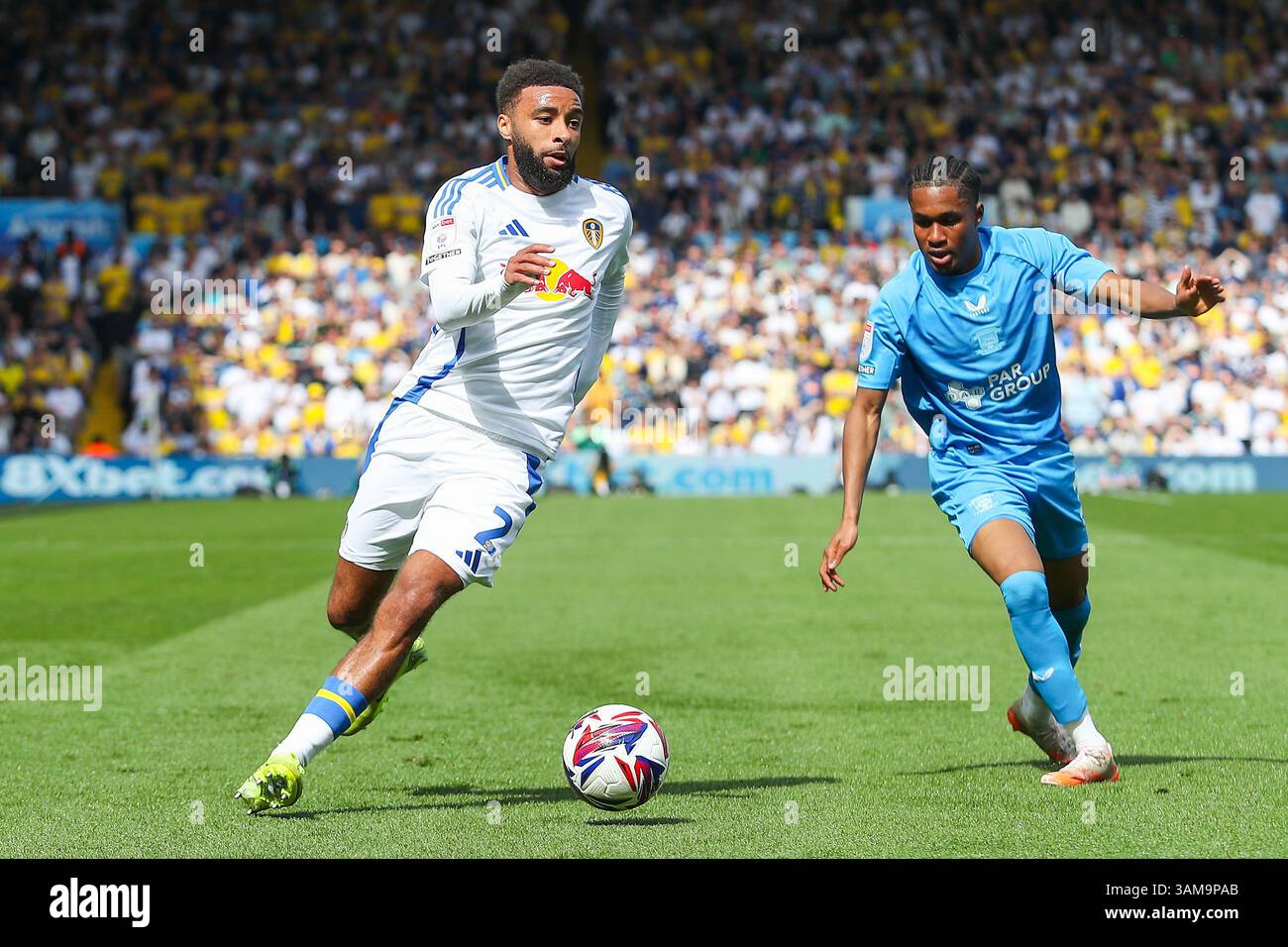 Leeds, Großbritannien. April 2025. Jayden Bogle von Leeds United kämpft am 11. April 2025 mit Jayden Meghoma aus Preston North End während des Spiels Leeds United FC gegen Preston North End FC Skybet EFL Championship in Elland Road, Leeds, Großbritannien Credit: Lee Keuneke/Every Second Media Credit: Every Second Media/Alamy Live News Stockfoto