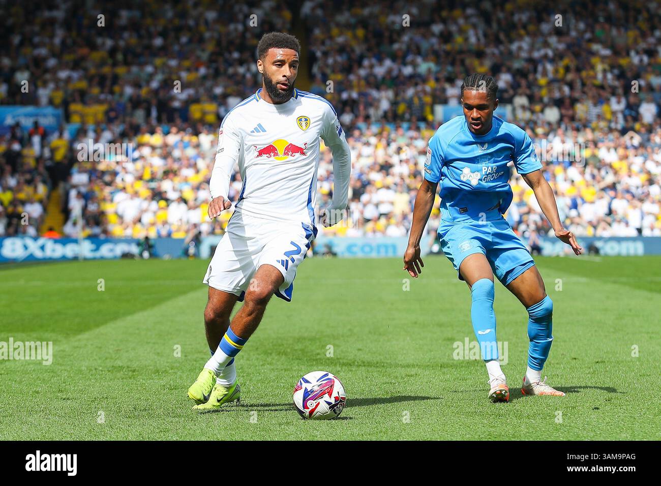 Leeds, Großbritannien. April 2025. Jayden Bogle von Leeds United kämpft am 11. April 2025 mit Jayden Meghoma aus Preston North End während des Spiels Leeds United FC gegen Preston North End FC Skybet EFL Championship in Elland Road, Leeds, Großbritannien Credit: Lee Keuneke/Every Second Media Credit: Every Second Media/Alamy Live News Stockfoto