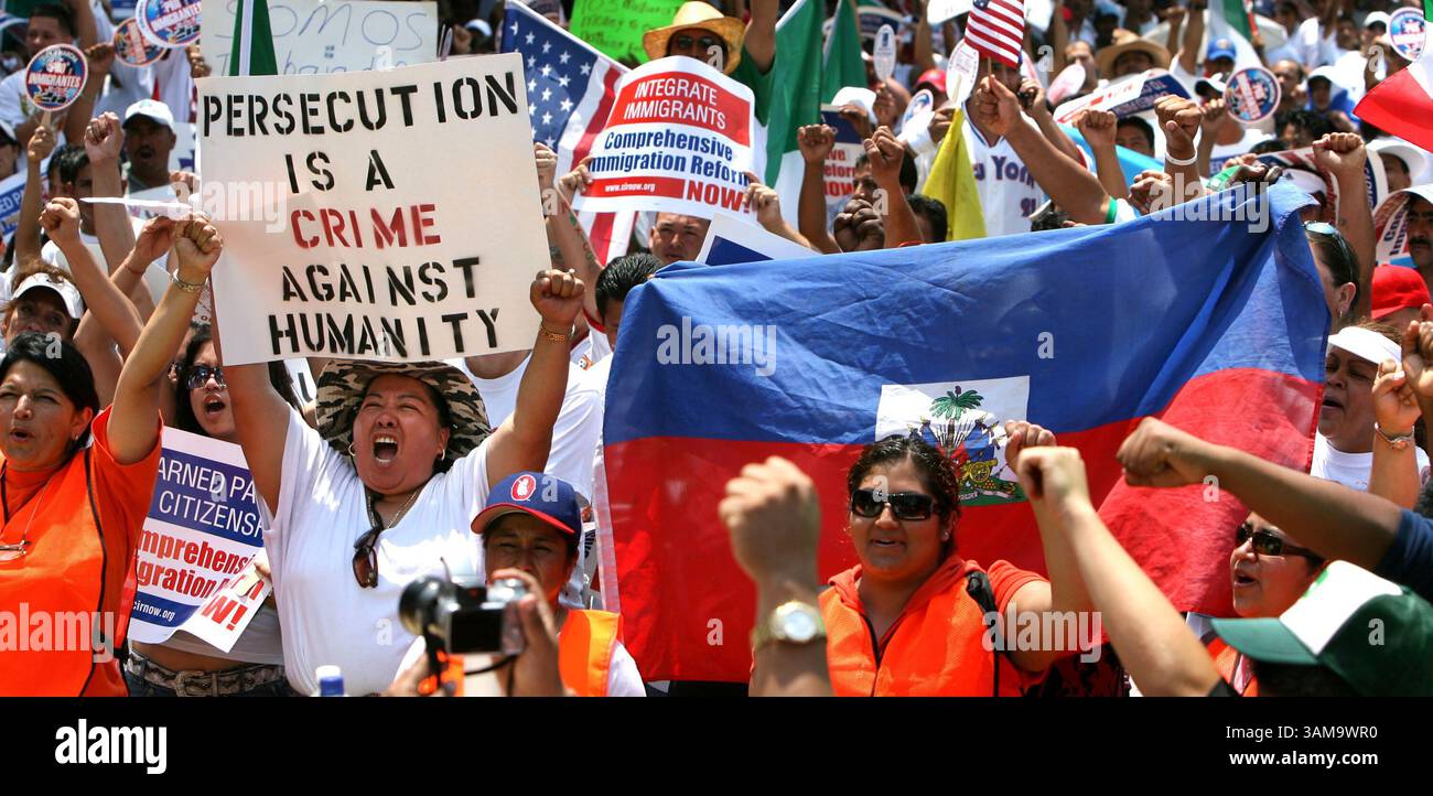 1. Mai 2007 – USA – Demonstranten jubeln bei der Kundgebung zur Reform der Einwanderungspolitik am Lake Eola in Orlando, Florida, Dienstag, 1. Mai 2007. (Joe Burbank/Orlando Sentinel/MCT) (Kreditbild: © Joe Burbank/mct/ZUMAPRESS.com) Stockfoto