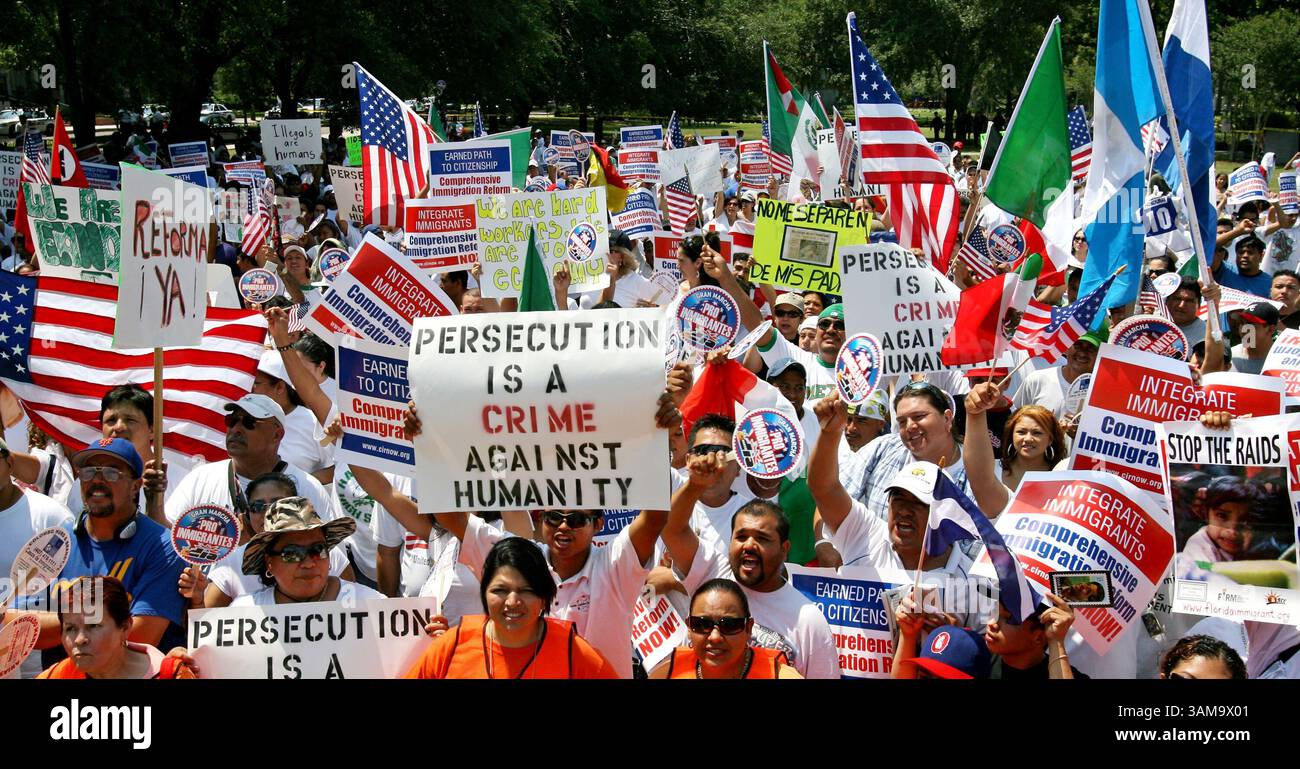 1. Mai 2007 – USA – Demonstranten jubeln bei der Kundgebung zur Reform der Einwanderungspolitik am Lake Eola in Orlando, Florida, Dienstag, 1. Mai 2007. (Joe Burbank/Orlando Sentinel/MCT) (Kreditbild: © Joe Burbank/mct/ZUMAPRESS.com) Stockfoto