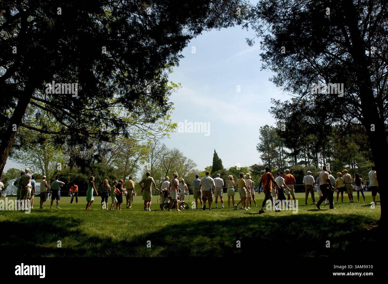 2. Mai 2007 – US-Fans treffen sich am 16. Loch, um einen Blick auf Michael Jordan und Tiger Woods während des Pro-am bei der Wachovia Championship im Quail Hollow in Charlotte, North Carolina, zu werfen, Mittwoch, den 2. Mai 2007. (DAVIE Hinshaw/Charlotte Observer/MCT) (Kreditbild: © DAVIE Hinshaw/mct/ZUMAPRESS.com) Stockfoto