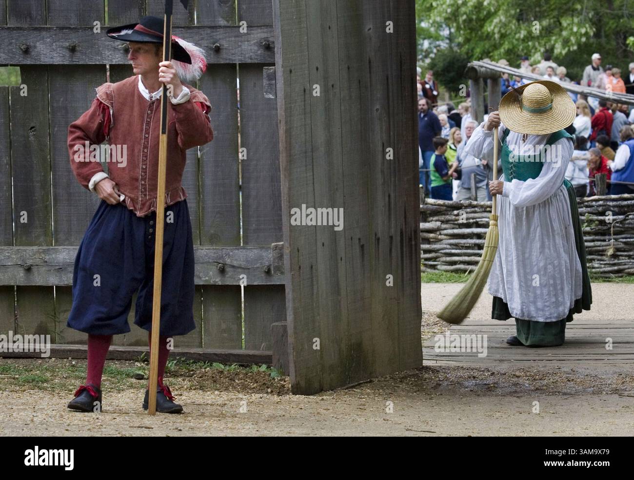 4. Mai 2007 – der US-Dolmetscher Todd Johnson, links, steht mit Halbert in der Hand, während Christine Lemaire den Eingang zum Fort in Jamestown Settlement fegt, während beide auf die Ankunft von Königin Elizabeth II. Am Freitag, 4. Mai 2007 in Jamestown warten. Virginia. (Adrin Snider/Newport News Daily Press/MCT) (Bild: © Adrin Snider/mct/ZUMAPRESS.com) Stockfoto
