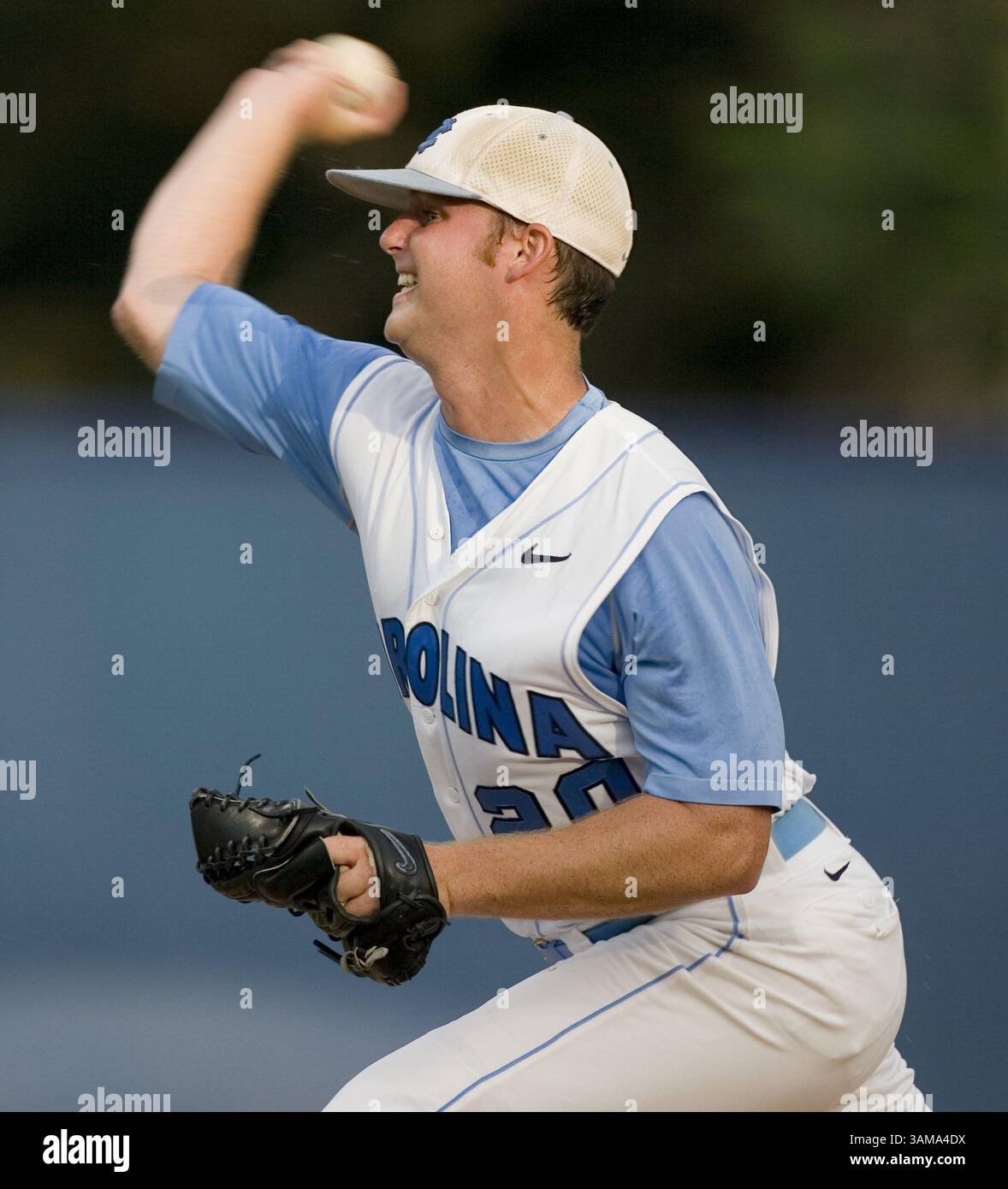 8. Juni 2007 – US-amerikanischer Pitcher Robert Woodard (20) feuert 33 während des ersten Inning des NCAA Super Regional Baseballspiels am Freitag, den 8. Juni 2007, in Chapel Hill, North Carolina, ein Spielfeld ab. (Robert Willett/Raleigh News & Observer/MCT) (Kreditbild: © Robert Willett/mct/ZUMAPRESS.com) Stockfoto