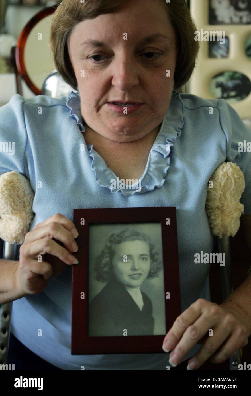 21. Juni 2007 – USA – Gail Rennetty, 53, hält ein Foto ihrer verstorbenen Mutter, die sie pflegte, bis ihre Mutter sich die Hüfte brach. Rennetty hat eine genetische Knochenerkrankung namens Osteogenesis imperfecta, auch als brüchige Knochenerkrankung bezeichnet. Sie kümmerte sich um ihre blinde Mutter, die Alzheimer hatte, und starb 2004. (Karen T. Borchers/San Jose Mercury News/MCT) (Kreditbild: © Karen T. Borchers/mct/ZUMAPRESS.com) Stockfoto