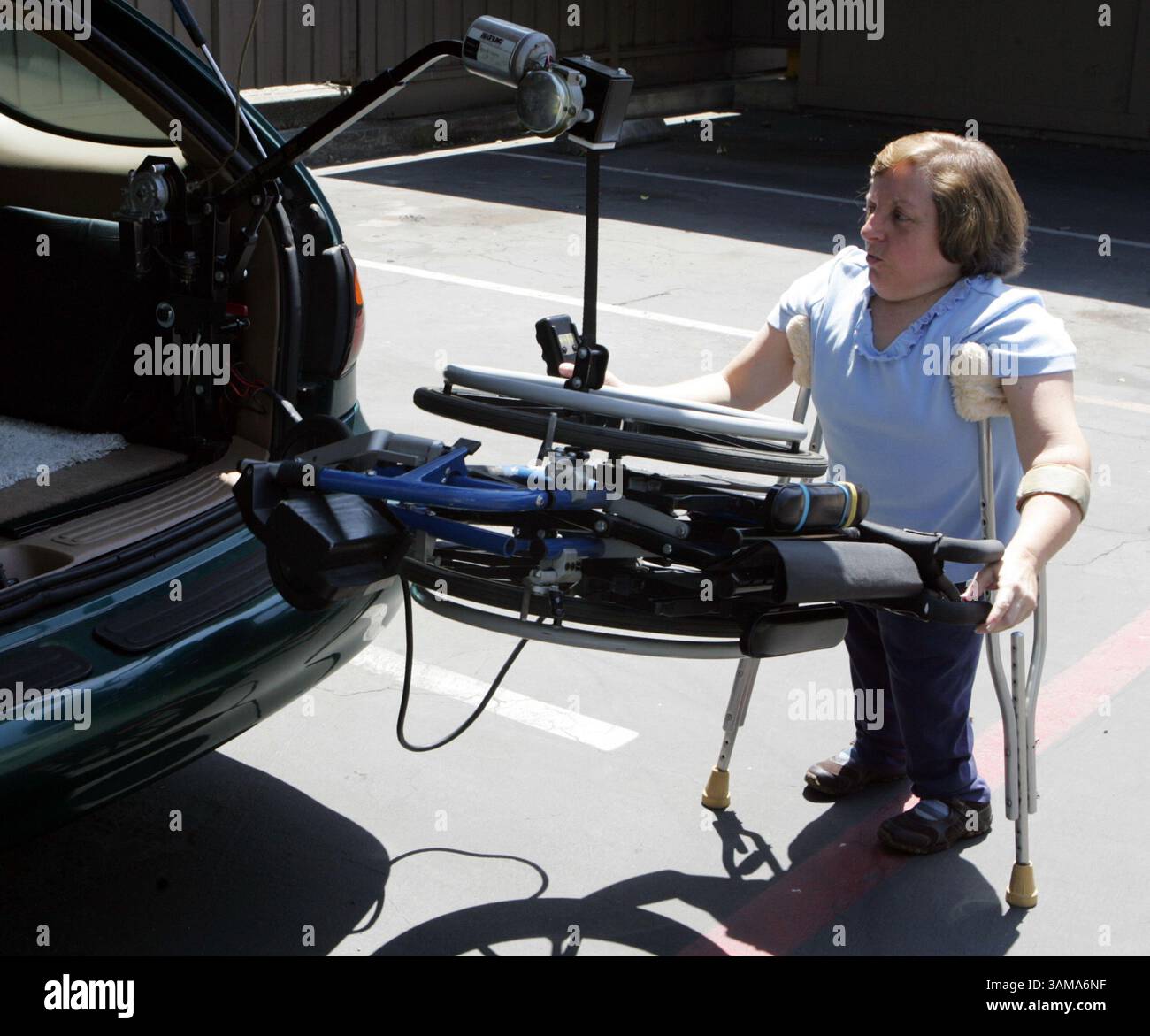 21. Juni 2007 – USA – Gail Rennetty hat einen Rollstuhl im hinteren Teil ihres Autos mit einer speziellen Hebevorrichtung. Sie fährt auch mit verlängerten Fußpedalen. Rennetty, 53, hat eine genetische Knochenerkrankung namens Osteogenesis imperfecta, auch als brüchige Knochenerkrankung bezeichnet. Sie lebt selbstständig in ihrem eigenen Stadthaus in San Jose, Kalifornien. (Karen T. Borchers/San Jose Mercury News/MCT) (Kreditbild: © Karen T. Borchers/mct/ZUMAPRESS.com) Stockfoto