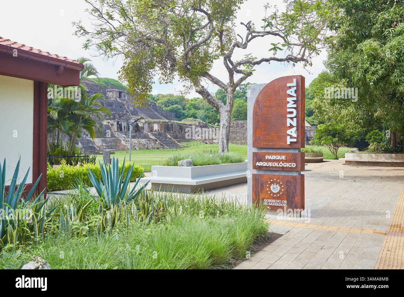 Die archäologische Zone Chalchuapa von El Salvador beherbergt nicht weniger als zehn bekannte alte Maya-Stätten. Aber unter ihnen sind nur Tazumal und Casa Blanca c Stockfoto