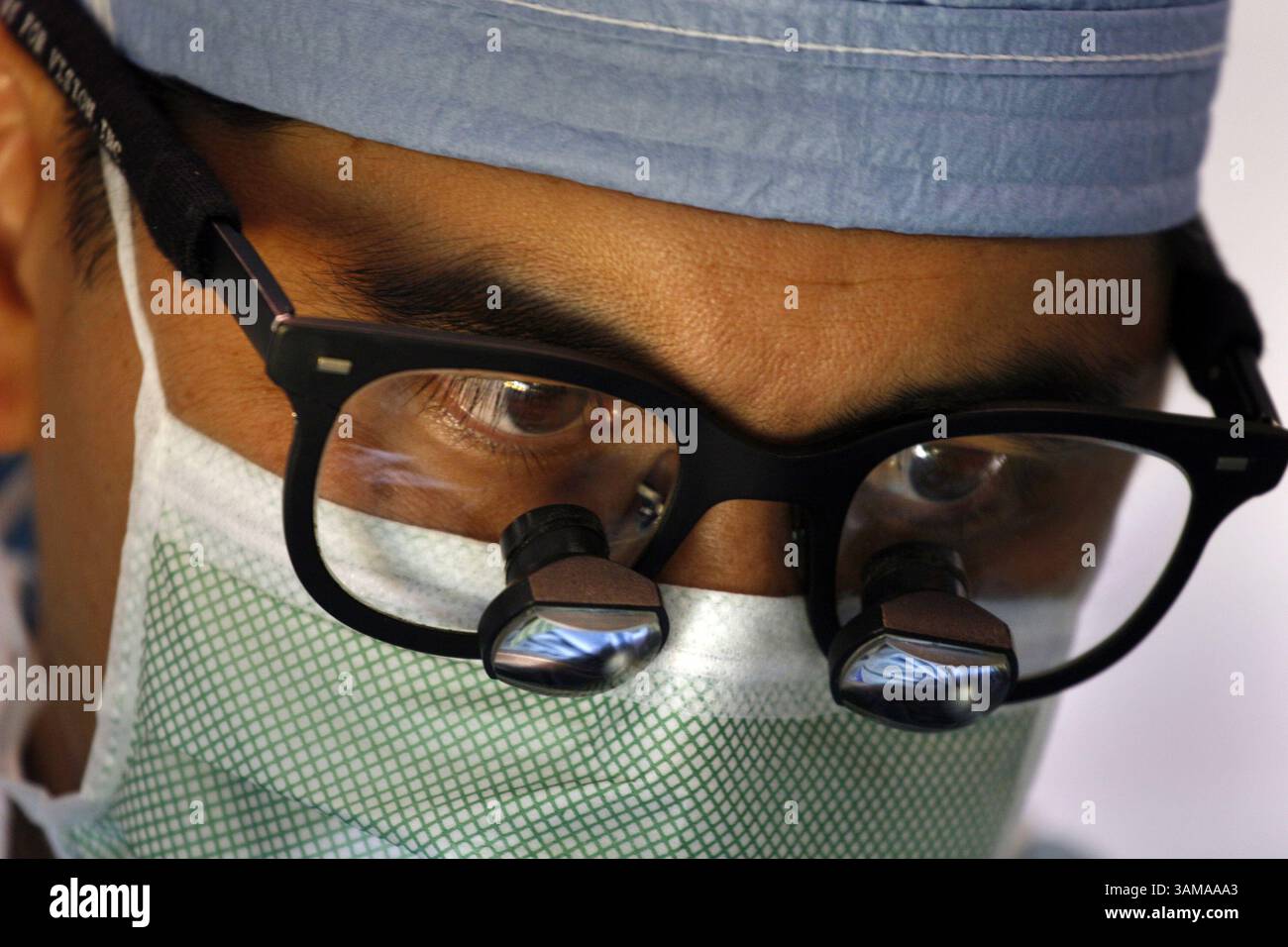 12. Juli 2007 – USA – der Herz-Kreislauf- und Thoraxchirurg James Longoria führt im Sutter Memorial Hospital ein Labyrinth-Verfahren durch, am Herzen eines 50-jährigen Mannes, der an Vorhofflimmern leidet - einem abnormen Herzrhythmus. Longoria hat eine weniger invasive Methode entwickelt, um die Operation durchzuführen. Donnerstag, 12. Juli 2007. (Randy Pench/Sacramento Bee/MCT) (Kreditbild: © Randy Pench/mct/ZUMAPRESS.com) Stockfoto